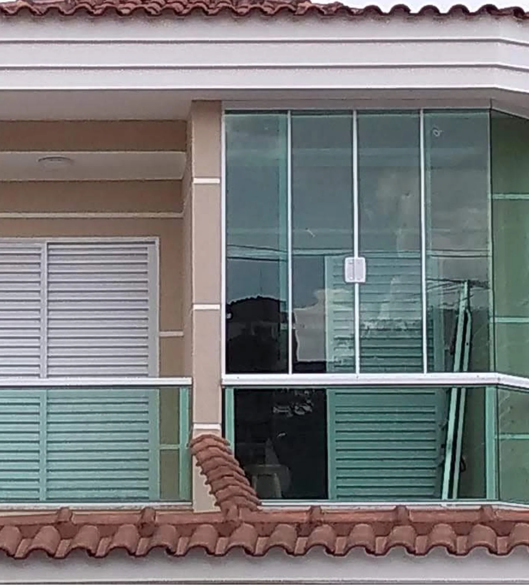Janela de vidro temperado com caixilho em alumínio