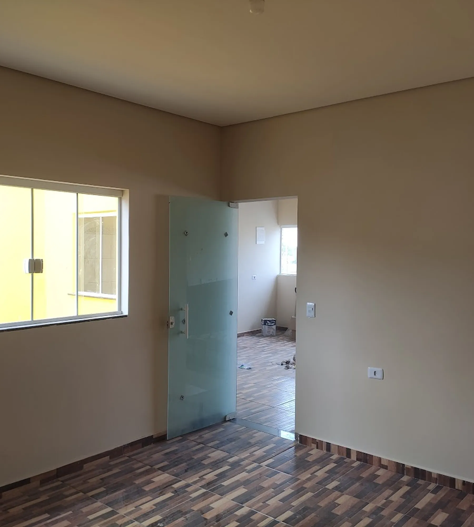 Porta de vidro temperado instalada em ambiente residencial